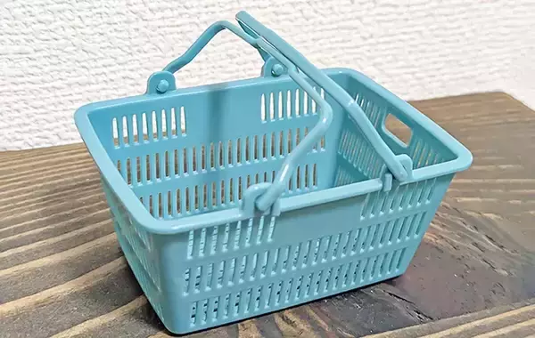 「110円の『小さな買い物かご』が机で活躍！　山田化学に聞いた「飾るだけじゃない活用法」4選」の画像
