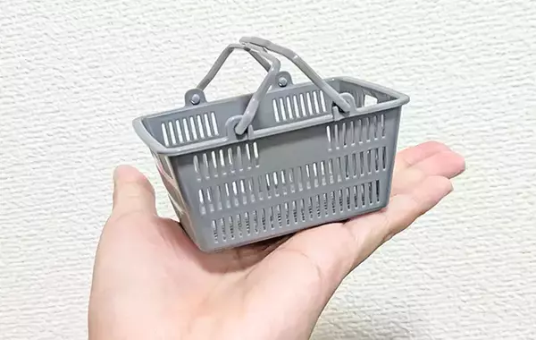 「110円の『小さな買い物かご』が机で活躍！　山田化学に聞いた「飾るだけじゃない活用法」4選」の画像