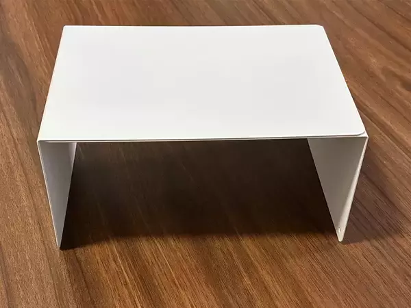 2個のブックエンドに木材をつけて…　簡単に作れたトイレのスマホ置き場に「おしゃれ！」【100均DIY】