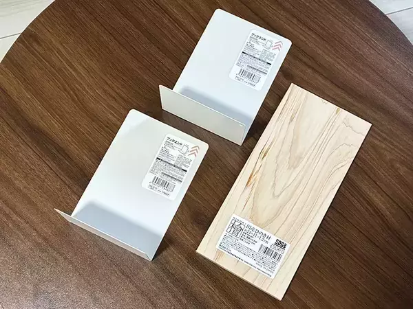 「2個のブックエンドに木材をつけて…　簡単に作れたトイレのスマホ置き場に「おしゃれ！」【100均DIY】」の画像