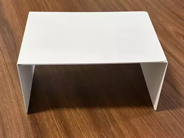 「2個のブックエンドに木材をつけて…　簡単に作れたトイレのスマホ置き場に「おしゃれ！」【100均DIY】」の画像