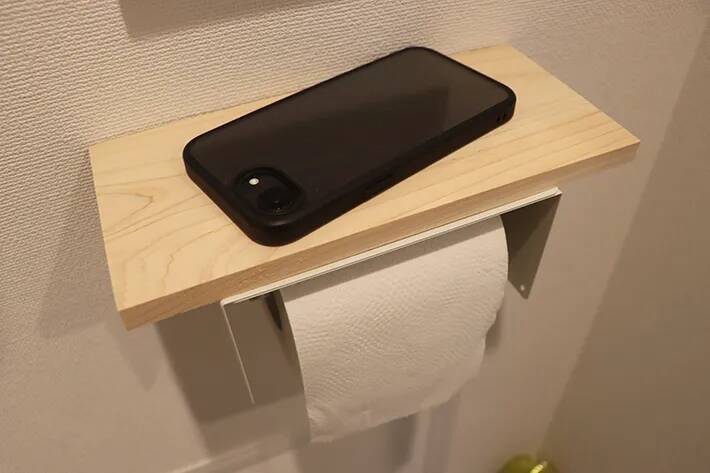 2個のブックエンドに木材をつけて…　簡単に作れたトイレのスマホ置き場に「おしゃれ！」【100均DIY】