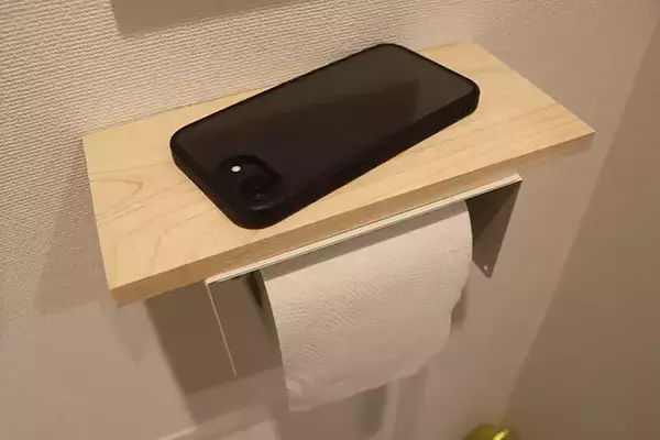 「2個のブックエンドに木材をつけて…　簡単に作れたトイレのスマホ置き場に「おしゃれ！」【100均DIY】」の画像