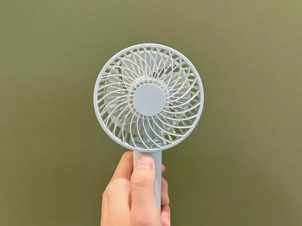 ハンディファン、顔に当てるよりも？　涼しくなる使い方をメーカーに聞いた