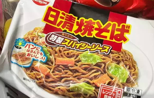 「ケチャップと粉チーズだけ？　『冷凍焼きそば』で作るナポリタン風アレンジ」の画像