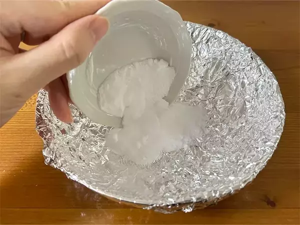 「シルバーアクセを『アルミカップ』に入れて…　15分後の変化に驚き！」の画像