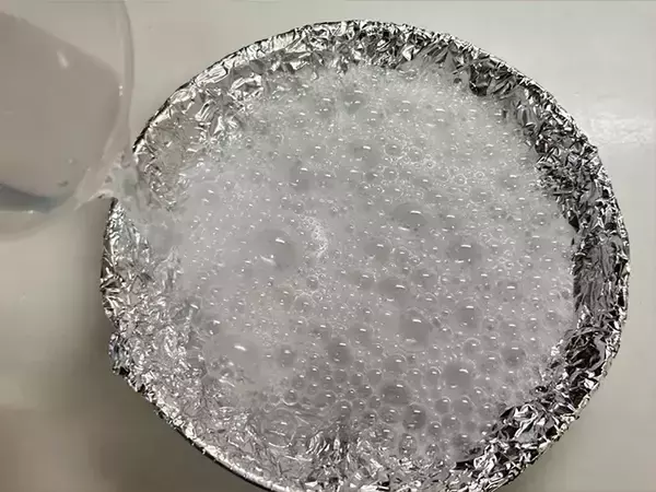 「シルバーアクセを『アルミカップ』に入れて…　15分後の変化に驚き！」の画像