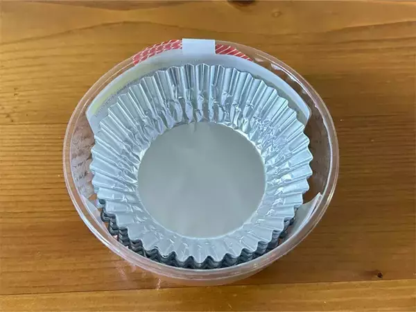 「シルバーアクセを『アルミカップ』に入れて…　15分後の変化に驚き！」の画像