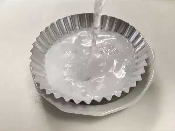 「シルバーアクセを『アルミカップ』に入れて…　15分後の変化に驚き！」の画像