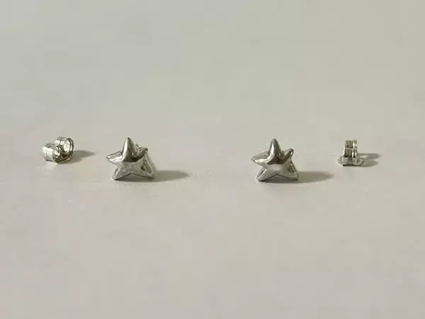 「シルバーアクセを『アルミカップ』に入れて…　15分後の変化に驚き！」の画像