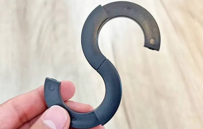 バッグに1つ入れておきたい！　『無印良品』のトラベルS字フックで「ストレスが解消」