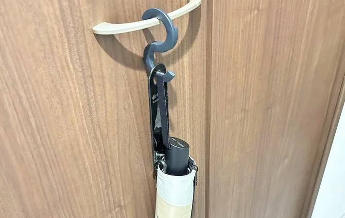 バッグに1つ入れておきたい！　『無印良品』のトラベルS字フックで「ストレスが解消」