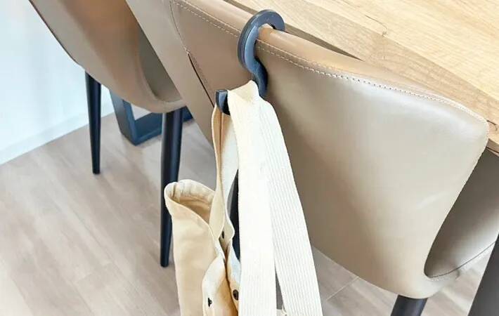 バッグに1つ入れておきたい！　『無印良品』のトラベルS字フックで「ストレスが解消」