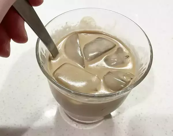 「大さじ1杯混ぜてみて！　いつものコーヒーが劇的におしゃれになるアレンジが、こちら」の画像