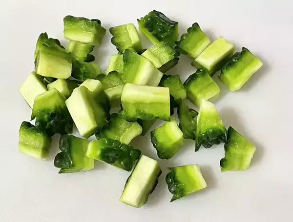 「ゴーヤを『おにぎり』に入れると…　シャキシャキ食感で「食べる手が止まらない」」の画像
