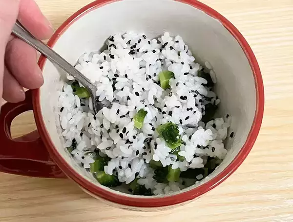 「ゴーヤを『おにぎり』に入れると…　シャキシャキ食感で「食べる手が止まらない」」の画像