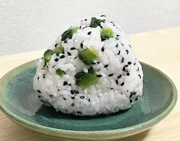 「ゴーヤを『おにぎり』に入れると…　シャキシャキ食感で「食べる手が止まらない」」の画像