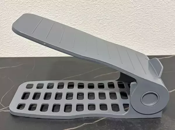 「狭い玄関で靴がごちゃつく、そんな時は？　プロが教える100均グッズの活用法」の画像