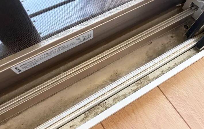 窓のサッシにトイレットペーパーを敷いて…　汚れがあっという間に取れる裏技に「今までで一番ラク」