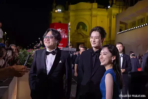 「【ヴェネチア国際映画祭】ちょっと、これはきれいすぎる…！　芦田愛菜のドレス姿に感動の声が続出」の画像