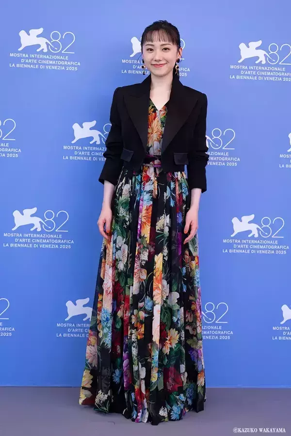 「【ヴェネチア国際映画祭】ちょっと、これはきれいすぎる…！　芦田愛菜のドレス姿に感動の声が続出」の画像