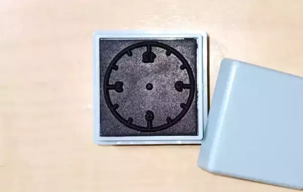 「セリアで見つけた『四角いアイテム』 メモ帳にポンと押すと？「一目で分かる」」の画像