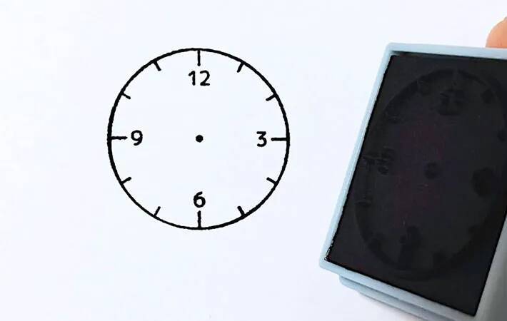 セリアで見つけた『四角いアイテム』 メモ帳にポンと押すと？「一目で分かる」