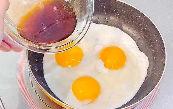 「卵3個をフライパンへ！　『煮込み目玉』にしたらご飯が止まらない」の画像