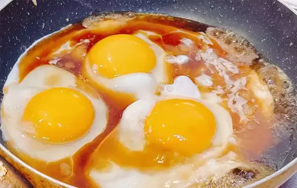 「卵3個をフライパンへ！　『煮込み目玉』にしたらご飯が止まらない」の画像