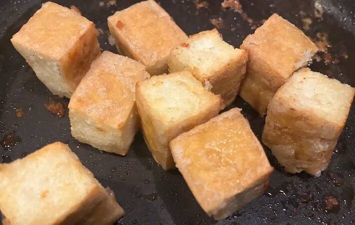 厚揚げなのにお肉のような満足感！フライパンで焼くだけのおかずに「ご飯がすすむ」
