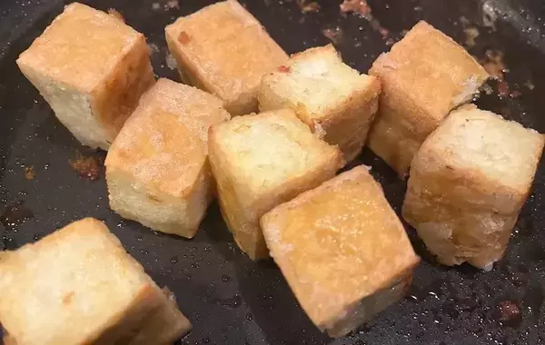 「厚揚げなのにお肉のような満足感！フライパンで焼くだけのおかずに「ご飯がすすむ」」の画像