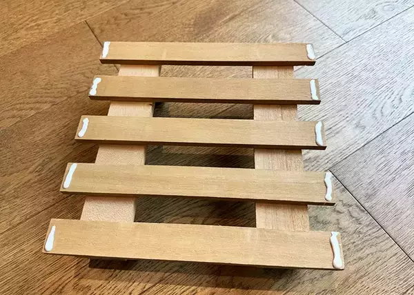 「【ボンドで作れます】『ダイソー』のすのこを使って、ハンガー収納ラックができた！」の画像