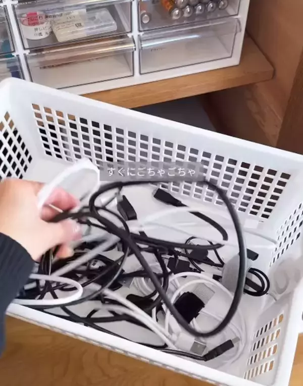 「『充電コード』、ぐちゃぐちゃになってない？　収納テクに「これ採用！」」の画像