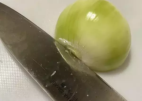 「みじん切りの『失敗率』が激減　タマネギの切り方に「不器用でもできた！」「大満足」」の画像