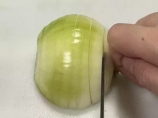 「みじん切りの『失敗率』が激減　タマネギの切り方に「不器用でもできた！」「大満足」」の画像