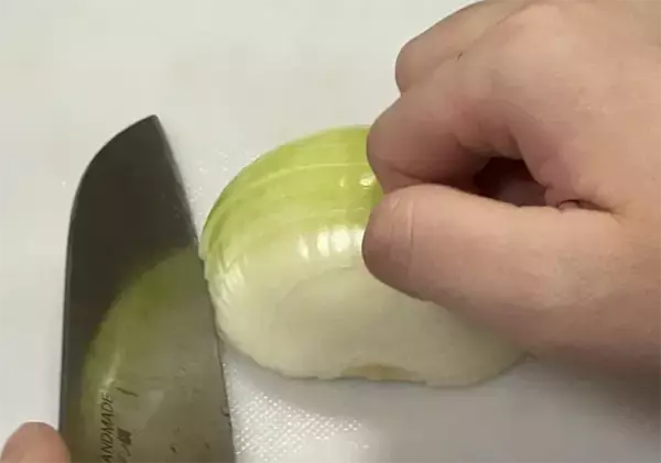 「みじん切りの『失敗率』が激減　タマネギの切り方に「不器用でもできた！」「大満足」」の画像
