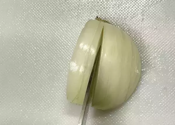 「みじん切りの『失敗率』が激減　タマネギの切り方に「不器用でもできた！」「大満足」」の画像