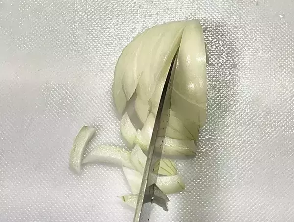「みじん切りの『失敗率』が激減　タマネギの切り方に「不器用でもできた！」「大満足」」の画像