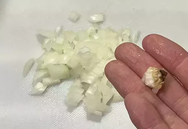 「みじん切りの『失敗率』が激減　タマネギの切り方に「不器用でもできた！」「大満足」」の画像