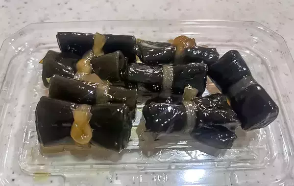 「「もっと早くやればよかった」おせちに飽きたら試してみて！　昆布巻きを卵で巻いたら…」の画像