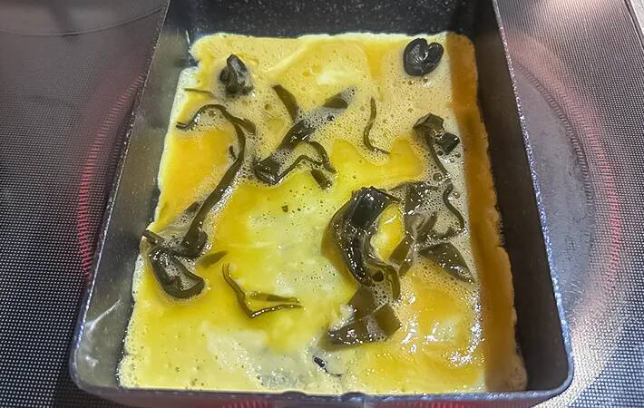 「もっと早くやればよかった」おせちに飽きたら試してみて！　昆布巻きを卵で巻いたら…