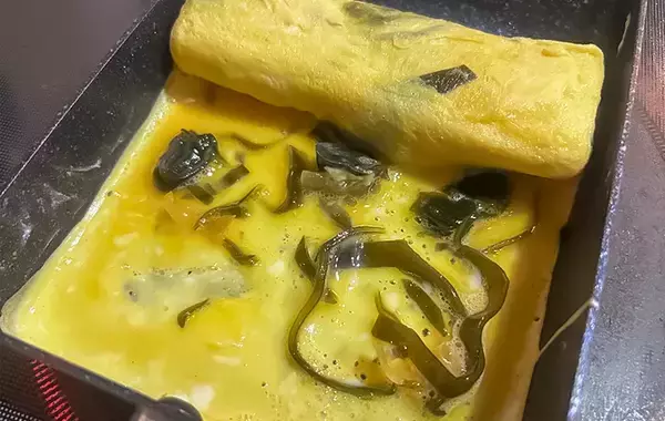 「「もっと早くやればよかった」おせちに飽きたら試してみて！　昆布巻きを卵で巻いたら…」の画像