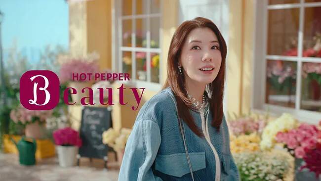 仲里依紗「旅はチャレンジ」　ピンクヘアで新CMに出演【インタビューあり】