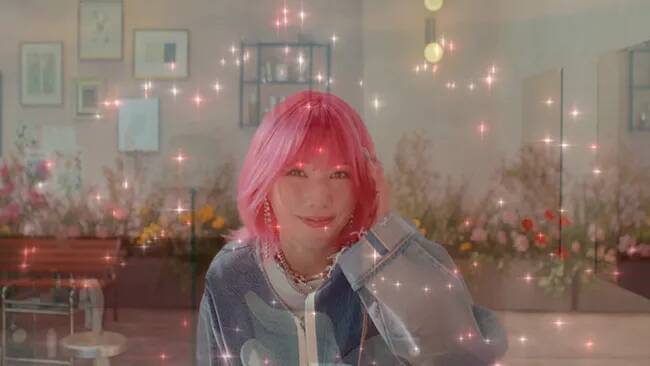 仲里依紗「旅はチャレンジ」　ピンクヘアで新CMに出演【インタビューあり】