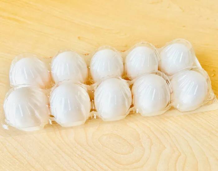 卵パックの切り取り線はちぎらない！　開け方の裏技に「早く知りたかった」【食材の裏技4選】