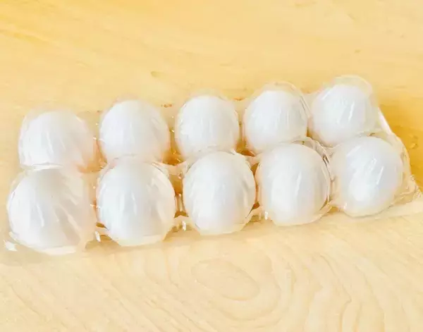 「卵パックの切り取り線はちぎらない！　開け方の裏技に「早く知りたかった」【食材の裏技4選】」の画像