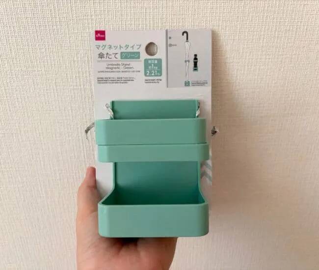 ダイソー『傘立て』を冷蔵庫にペタッ！　調味料の置き場所不足が解消してスッキリすっきり片づいた