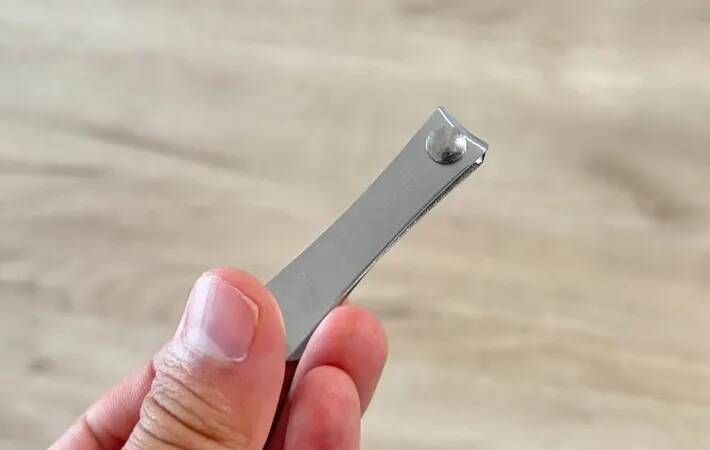 爪切りの「両サイド」にテープを貼ると？　飛び散り防止になる裏技を試した
