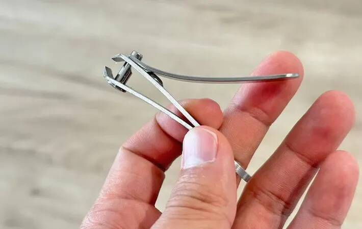 爪切りの「両サイド」にテープを貼ると？　飛び散り防止になる裏技を試した