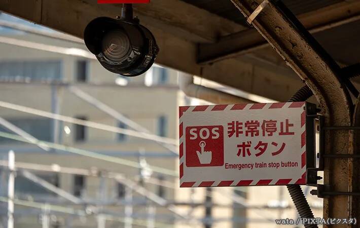 一体なぜ？　踏切の色がすべて『黄色』と『黒』な理由